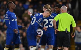 Tranh nhau đá phạt đền, cầu thủ Chelsea xô xát trên sân