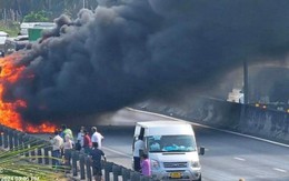 Xe khách cháy ngùn ngụt trên cao tốc TPHCM -Trung Lương