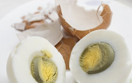 Lòng đỏ trứng luộc màu xanh đậm, có nên ăn?