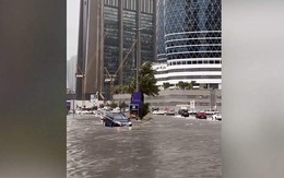 Video siêu xe lội nước trên đường phố Dubai