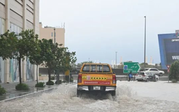 Lũ lụt trên… sa mạc, trung tâm tài chính mới của thế giới ngập trong mưa lũ là cảnh tượng thế nào?