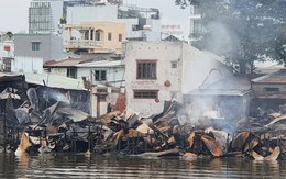 Hiện trường tan hoang sau vụ cháy dãy nhà ven kênh Tàu Hủ