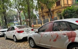 Xác minh vụ hàng loạt ô tô bị tạt sơn đỏ ở Hà Nội