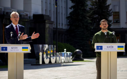 Tổng Thư ký NATO bất ngờ thăm Ukraine, cam kết sẽ tăng cường cung cấp vũ khí