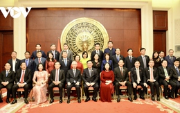 Chủ tịch Quốc hội Vương Đình Huệ gặp mặt cộng đồng người Việt Nam tại Trung Quốc