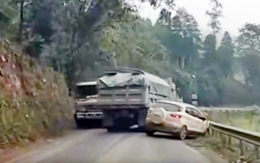  Clip TNGT: Ford Ecosport bị đâm suýt xuống ruộng vì tài xế xe tải lái ẩu

