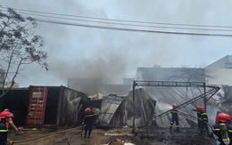 Cháy lớn khu nhà xưởng gần âu thuyền Thọ Quang, cột khói bốc cao hàng chục mét