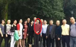 Đến buổi họp lớp, Jack Ma chụp một bức ảnh cũng gây bão mạng xã hội: Người xem gật gù ''người này xứng đáng nhận sự kính nể''