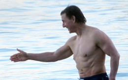 Tom Cruise cởi trần tắm biển giữa lúc con gái bỏ họ cha