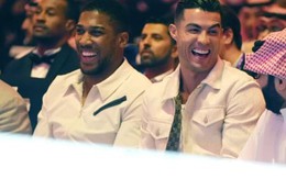 Ronaldo đi siêu xe, đeo đồng hồ 38 tỷ đồng xem trận boxing thế kỷ