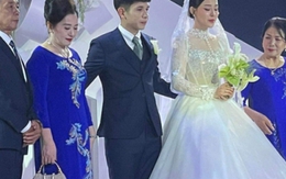 Hé lộ hình ảnh đầu tiên trong đám cưới Hồng Duy và vợ thạc sỹ: Cô dâu xinh đẹp xúc động nắm tay chú rể bước vào lễ đường