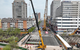 Trung Quốc lại khiến thế giới ngỡ ngàng khi sửa cầu vỏn vẹn 2 tiếng: Lắp khối thép 218 tấn khớp từng cm, đường sắt lẫn tàu điện ngầm bên dưới không xê dịch 1 ly