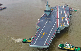 Siêu mẫu hạm Trung Quốc lần đầu ra biển: Bị chê kém tàu Mỹ, có một chi tiết đặc biệt trên boong