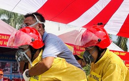 Bộ Công an khen thưởng người dân giải cứu 4 người bị mắc kẹt trong nhà 3 tầng bốc cháy