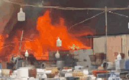 Hà Nội: Cháy ki-ốt bán hàng, cột khói bốc cao hàng chục mét khiến nhiều người dân bỏ chạy tán loạn