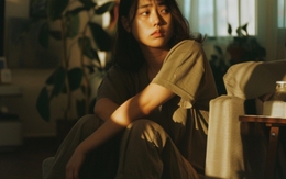 Sau lần tranh cãi với con dâu vì hóa đơn tiền điện thì giờ cứ nửa đêm, mẹ chồng lại âm thầm vào phòng tắt điều hòa