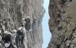 Độc lạ 'tắc núi' ở Trung Quốc, du khách chôn chân giữa vách đá thẳng đứng