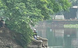 Phát hiện thi thể nạn nhân nữ đeo ba lô có gạch dưới hồ Láng (Hà Nội)