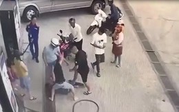Người đàn ông bị đánh hội đồng dã man tại cây xăng