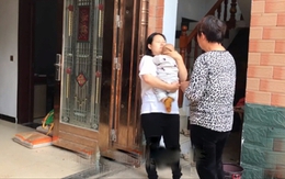 Con dâu đòi ở cữ hẳn 6 tháng, mẹ chồng dạy cách tắm cho con còn giãy nảy lên kêu bà thất đức