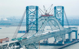 Trung Quốc chính thức nối xong đại công trình ‘3 trong 1’ lơ lửng giữa trời vỏn vẹn trong 5 năm khiến thế giới kinh ngạc: Trụ cao ngang toà nhà 100 tầng, móng có diện tích bằng 13 sân bóng rổ