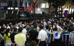 Hà Nội: Người dân "chen chân" xếp hàng từ đêm hôm trước, ngủ trên vỉa hè để chờ mua vàng