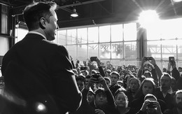 ‘Tôi yêu tất cả mọi người’: Elon Musk sắp nhận thưởng kỷ lục 46 tỷ USD chưa từng có trong lịch sử, hạ mục tiêu biến Tesla thành "AirBnb của ngành xe điện"