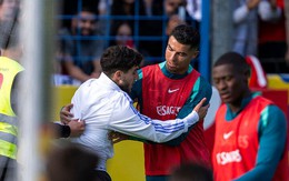 Ronaldo bị cổ động viên rượt đuổi trên sân tập