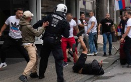 CĐV Anh và Serbia đánh nhau, cảnh sát Đức thêm đau đầu vì lực lượng ủng hộ