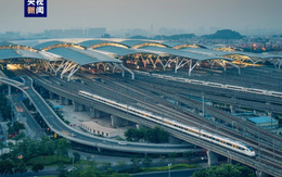 Trung Quốc chính thức vận hành hệ thống “siêu tàu điện ngầm” mới toanh khiến thế giới trầm trồ: Vận tốc tối đa 200 km/h, đi liền 5 thành phố trong 1 ngày, hành khách sáng lên núi chiều xuống biển