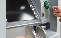 Thấy người đàn ông lảng vảng quanh ATM, ngân hàng báo cảnh sát