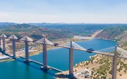 Trung Quốc lại lập kỷ lục thế giới với cây cầu dây văng xây trên núi cát