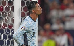 Ronaldo nổi giận sút văng chai nước trong ngày chạm cột mốc tệ nhất sự nghiệp