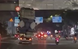 Tài xế chở 'núi hàng', gần chạm gầm ga tàu điện ở Hà Nội