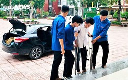 Thí sinh bị gãy khớp gối, chống nạng vào phòng thi tốt nghiệp THPT