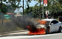 Ảnh TNGT: Mazda3 cháy tưng bừng giữa phố nghi chập điện