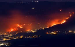 Lửa cháy đỏ rực lan rộng miền Bắc Israel sau loạt tấn công bằng tên lửa, UAV của Hezbollah