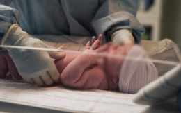 Em bé Quảng Ninh chào đời với trái tim ngừng đập và 10 phút hồi sinh kỳ diệu nhờ ekip bác sĩ: "Con đã sống, con đã sống rồi!"