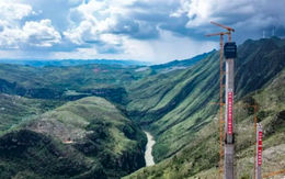 Tỉnh thuộc top nghèo nhất Trung Quốc: Sở hữu 30.000 cây cầu băng qua núi cao vài trăm mét, chi phí xây dựng ‘sương sương’ 3-5 nghìn tỷ đồng, sắp khánh thành cầu cao nhất thế giới