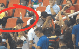 Phu nhân của HLV Park Hang-seo gây sốt với hành động thể hiện tình yêu tuổi U70 dành cho thầy Park trên sân Mỹ Đình