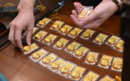 Tiếp đà giảm, chênh lệch giá vàng miếng và vàng nhẫn xuống cực thấp