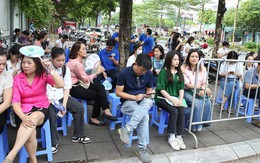 Hơn 100.000 sĩ tử Hà Nội đang làm bài thi môn Văn vào lớp 10: Phụ huynh ở ngoài đếm ngược từng giây