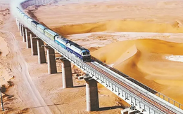 ‘Choáng váng’ công nghệ Trung Quốc: 3 năm xây 825km đường sắt, 219 cây cầu đi qua sa mạc hoang vu