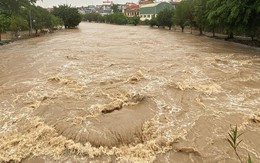 Nước ngập ngang người, đồ đạc bị cuốn trôi trong mưa lớn ở Quảng Ninh
