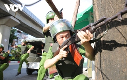 60 cán bộ, chiến sỹ công an diễn tập trấn áp nhóm cướp tiệm vàng tại Hà Nội