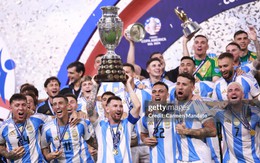 Không có trên tivi: Chùm ảnh Messi và ĐT Argentina ăn mừng cực cháy, nâng cao cúp vô địch Copa America lịch sử