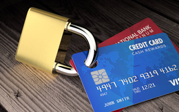 Hàng loạt chủ cửa hàng bị khóa tài khoản ngân hàng vì một chiêu lừa đảo, vừa giao đơn cho khách "sộp", thẻ lập tức bị đóng băng!