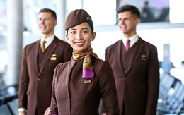 Tại sao tiếp viên của rất nhiều hãng hàng không luôn quàng khăn lụa quanh cổ khi đi máy bay?