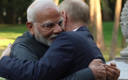 Cái ôm nồng ấm của ông Modi với Tổng thống Putin và "ván cược" của Ấn Độ