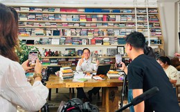 Ông Hoàng Nam Tiến livestream bán sách trên TikTok Shop, doanh thu ra sao?